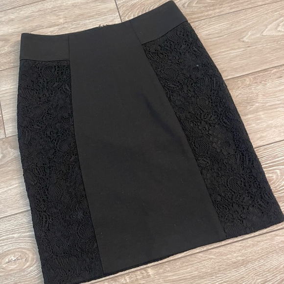 BCBGeneration Black Lace skirt size 4 for women pre-owned - Picture 2 of 3
